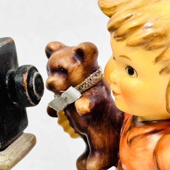 Goebel Hummel #2132 "Camera Ready" 25th Anniversary Edition TMK8 - Picture 13 of 16